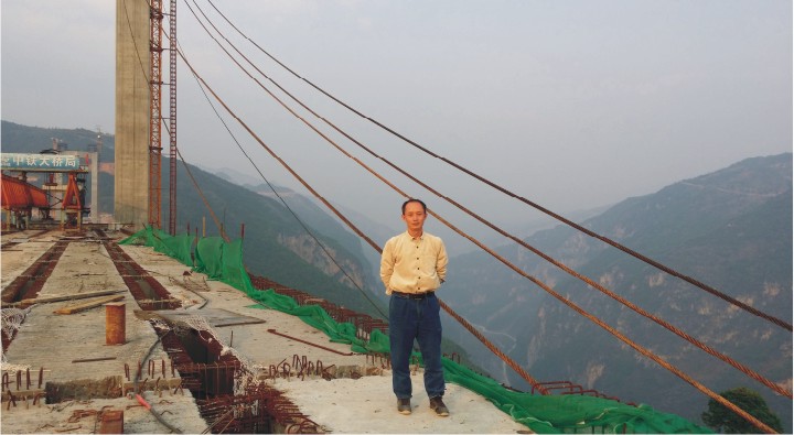 在高速公路特大橋梁建設(shè)現(xiàn)場